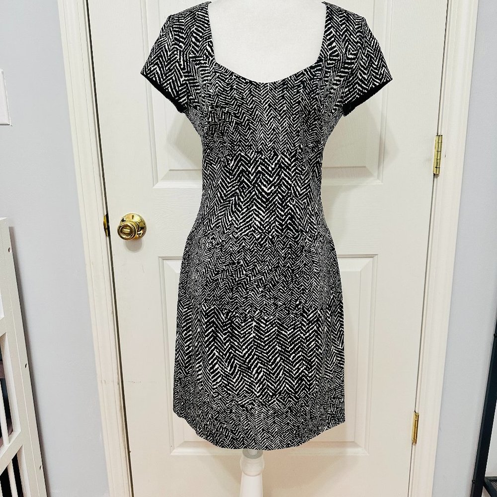 ISSA LONDON FEATHER JACQUARD BLACK AND CREAM CAP SLEEVE FITTED SHEATH DRESS SZ 6